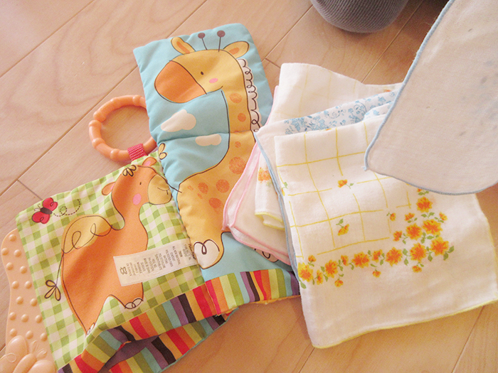 布やビニールやボタン等の玩具 