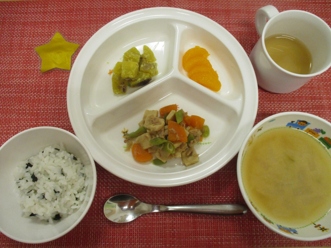 【8月27日㈫の給食・おやつ】