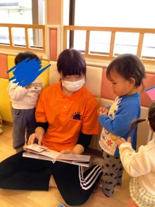 絵本の読み聞かせ