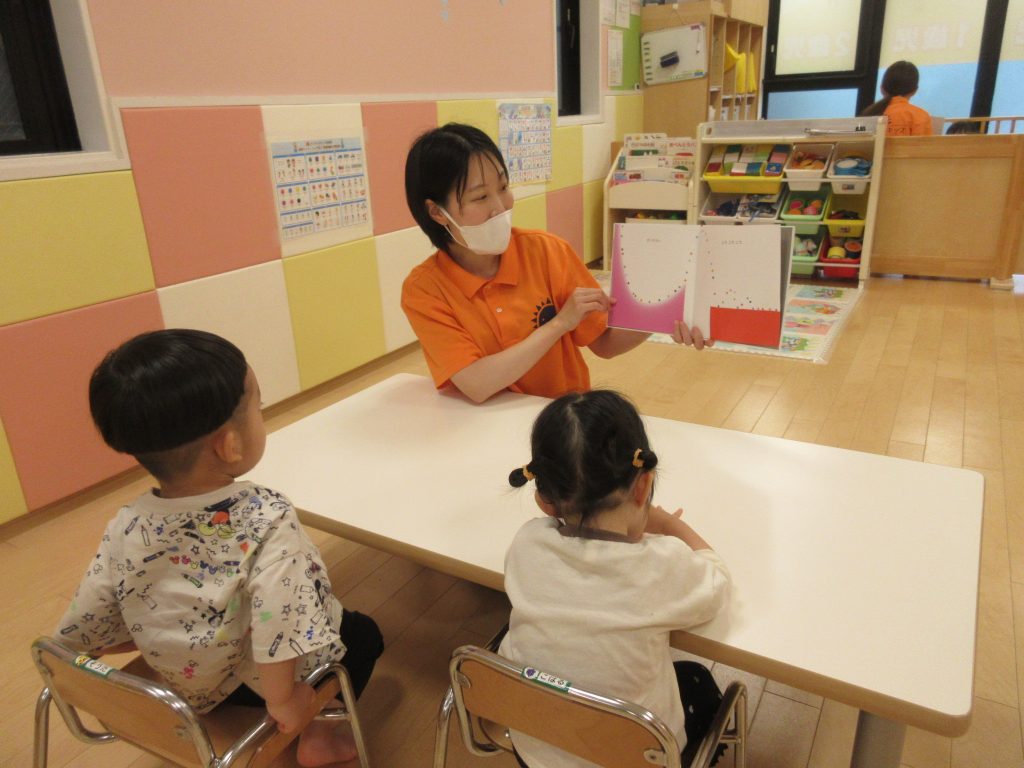 ５・２９　いちごぐみ　絵本読み合い