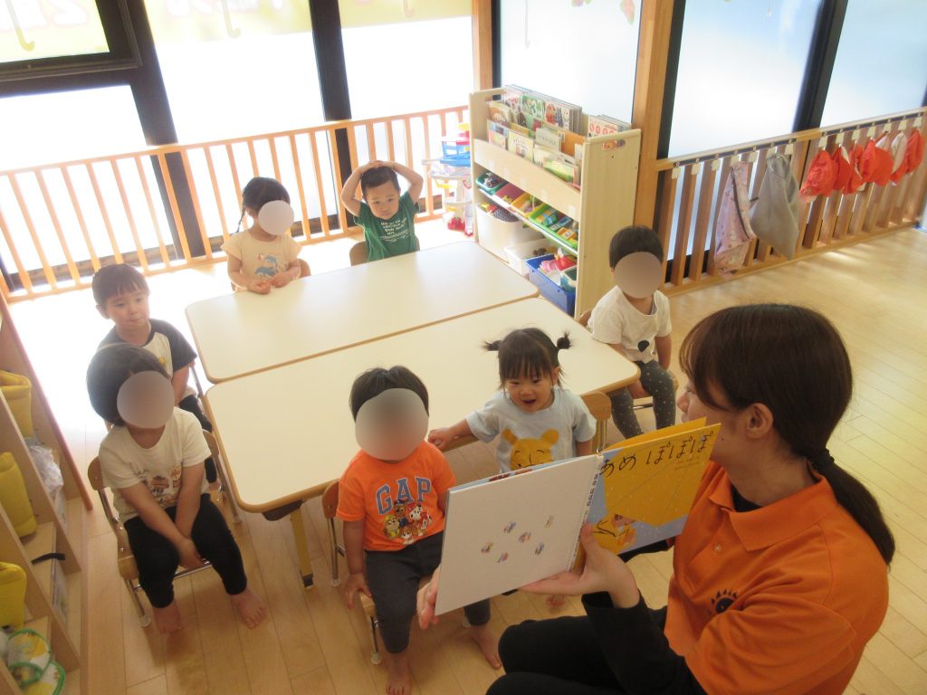 6・19 りんごぐみ　絵本読み合い