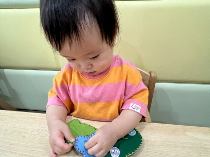 布やビニールやボタン等の玩具 