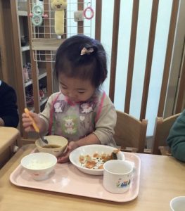 ♪きゅうしょく、きゅうしょくうれしいなあ〜♪