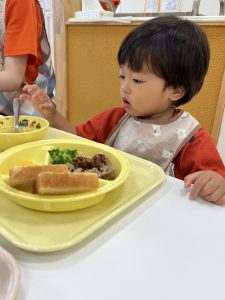 園での様子 ～ハンバーグ給食〜