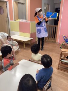 【小規模保育園:小田原園】絵本プログラム「プララのひこうきびゅーん」