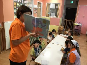 【小規模保育園:小田原園】絵本プラグラム「ぞうくんのあめふりさんぽ」