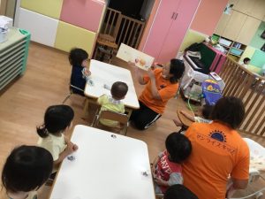 【小規模保育園:小田原園】絵本プログラム「おしくら・まんじゅう」