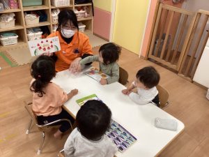 【小規模保育園:小田原園】絵本プログラム「いちごちゃん」