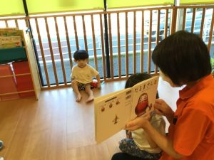 【小規模保育園:小田原園】絵本プロジェクト「だるまさんと」