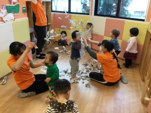 室内でも戸外でも元気いっぱいの子どもたち??