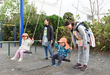 木馬ブランコ loading=