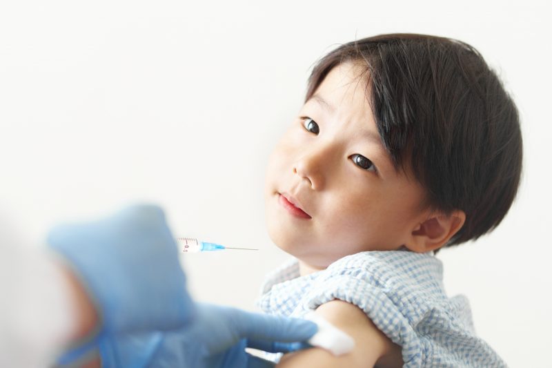 子どもがいやがる注射、どう対応する？