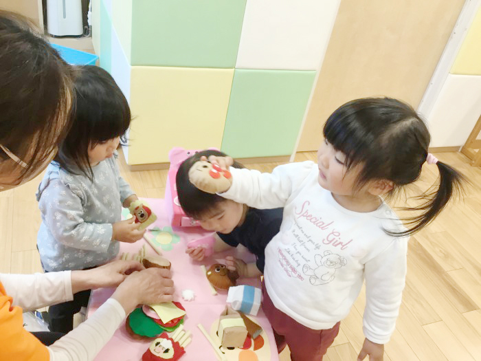 布やビニールやボタン等の玩具