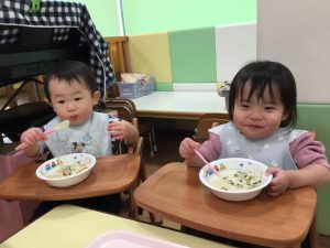 もも組さんたち楽しく給食いただきます✨