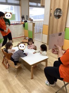 絵本の読み合い「もぐもぐ　どうぶつえん」