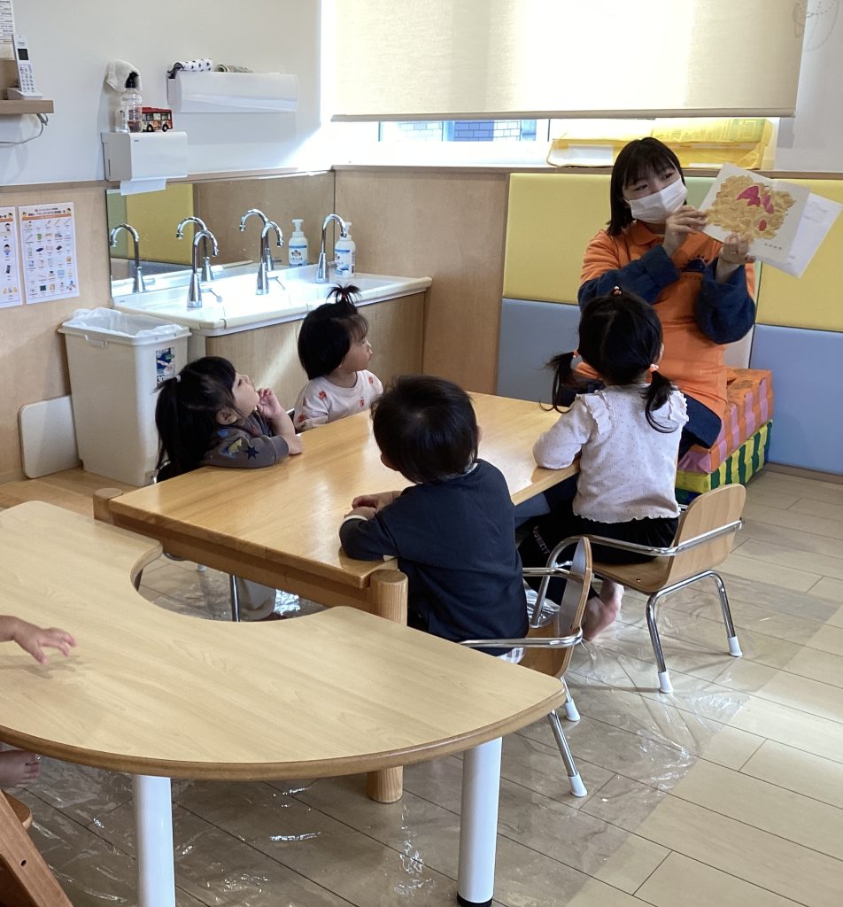 朝の絵本時間を楽しんでいます📚