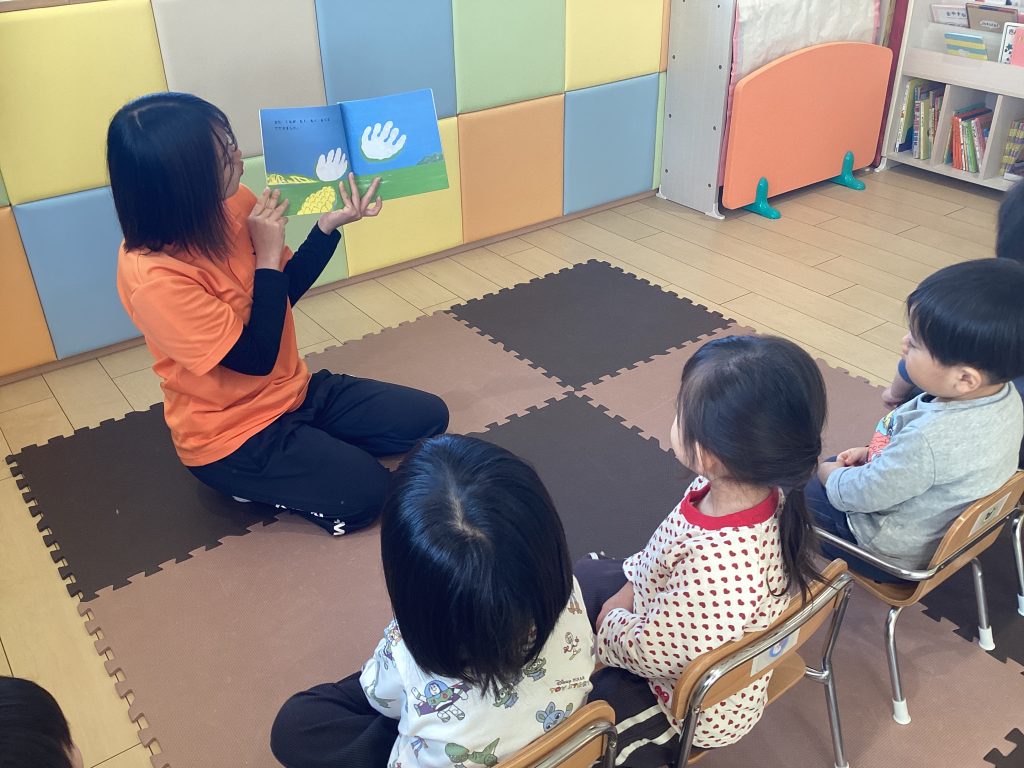 絵本読み聞かせ《月刊えほん》