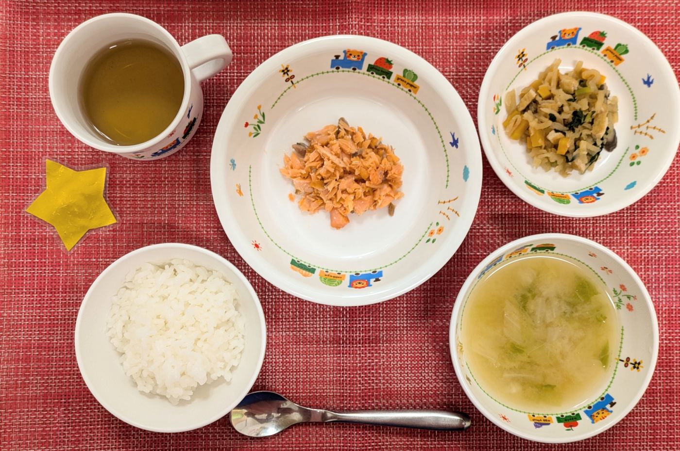 【10月23日㈭の給食・おやつ】