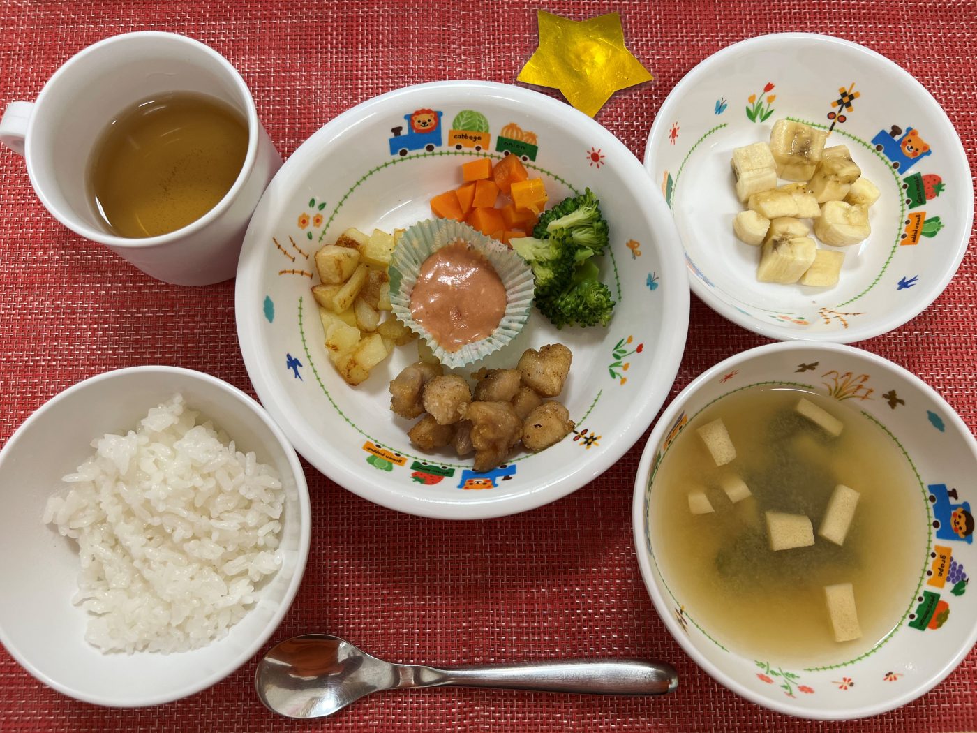 【3月25日㈫の給食・おやつ】　お誕生日会