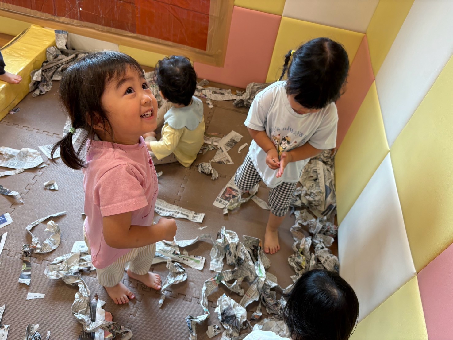 新聞紙を使って遊んだよ♪